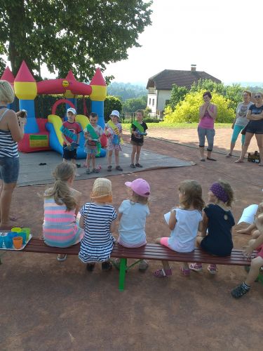 Fotoalbum Rozloučení s předškoláky - šipkovaná, hry na hřišti, červen