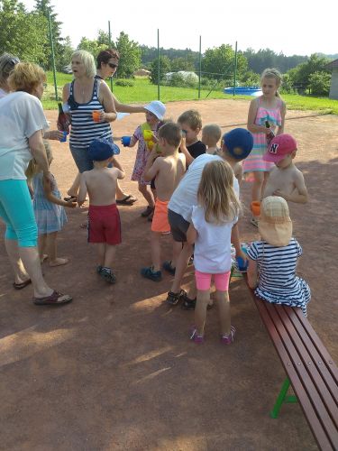 Fotoalbum Rozloučení s předškoláky - šipkovaná, hry na hřišti, červen