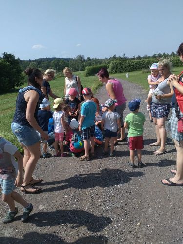 Fotoalbum Rozloučení s předškoláky - šipkovaná, hry na hřišti, červen