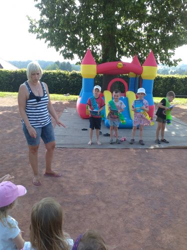 Fotoalbum Rozloučení s předškoláky - šipkovaná, hry na hřišti, červen