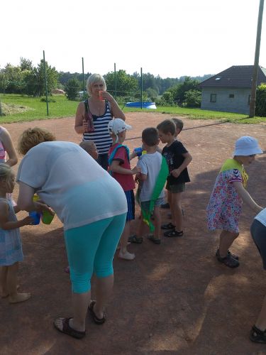 Fotoalbum Rozloučení s předškoláky - šipkovaná, hry na hřišti, červen