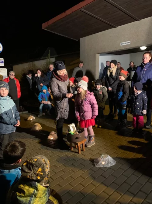 Fotogalerie MŠ Červená Hora - Rozsvěcení vánočních stromů Červená Hora a Žernov 2022, foto 2/18