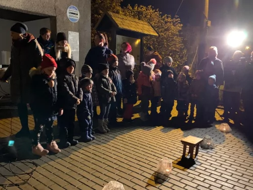 Fotogalerie MŠ Červená Hora - Rozsvěcení vánočních stromů Červená Hora a Žernov 2022, foto 4/18