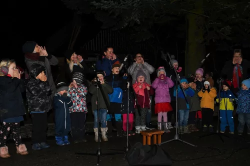 Fotogalerie MŠ Červená Hora - Rozsvěcení vánočních stromů Červená Hora a Žernov 2022, foto 7/18
