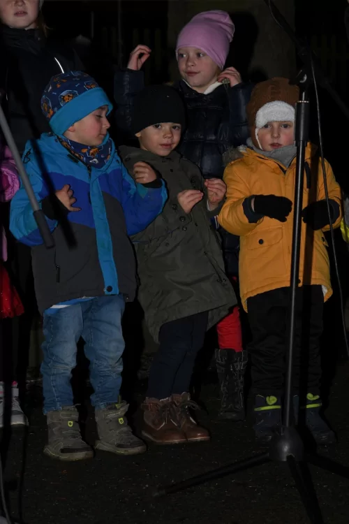 Fotogalerie MŠ Červená Hora - Rozsvěcení vánočních stromů Červená Hora a Žernov 2022, foto 8/18