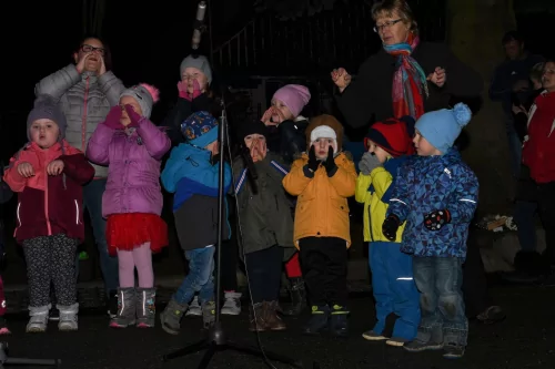 Fotogalerie MŠ Červená Hora - Rozsvěcení vánočních stromů Červená Hora a Žernov 2022, foto 12/18