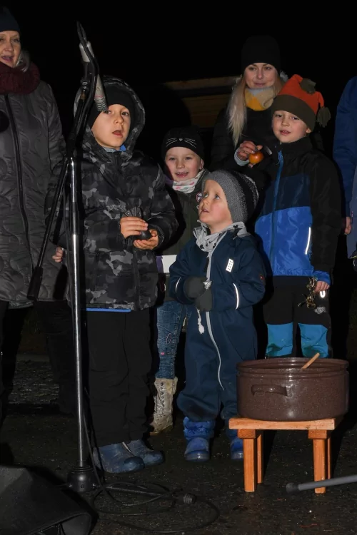 Fotogalerie MŠ Červená Hora - Rozsvěcení vánočních stromů Červená Hora a Žernov 2022, foto 13/18