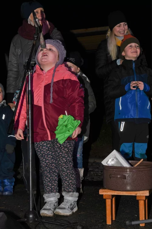 Fotogalerie MŠ Červená Hora - Rozsvěcení vánočních stromů Červená Hora a Žernov 2022, foto 14/18