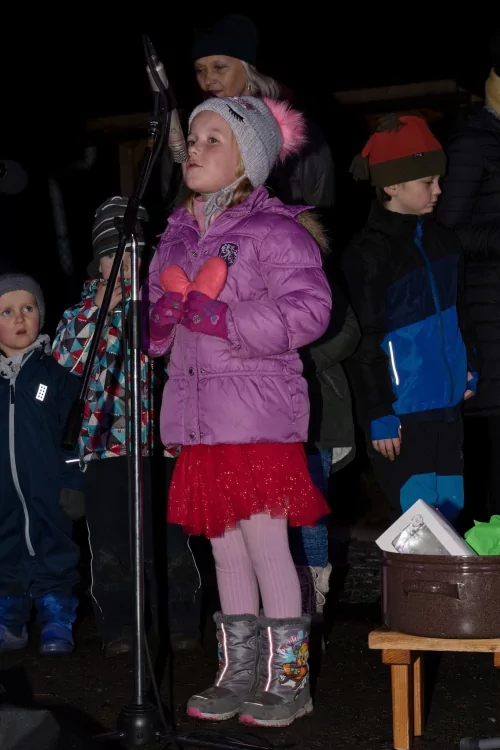 Fotogalerie MŠ Červená Hora - Rozsvěcení vánočních stromů Červená Hora a Žernov 2022, foto 15/18
