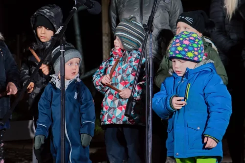 Fotogalerie MŠ Červená Hora - Rozsvěcení vánočních stromů Červená Hora a Žernov 2022, foto 16/18