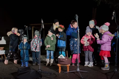 Fotogalerie MŠ Červená Hora - Rozsvěcení vánočních stromů Červená Hora a Žernov 2022, foto 18/18
