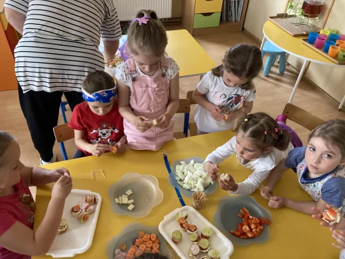 Fotogalerie MŠ Červená Hora - S maminkami na Bakov- Den matek 2025, foto 3/33