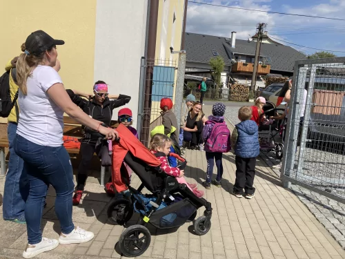 Fotogalerie MŠ Červená Hora - S maminkami na Bakov- Den matek 2025, foto 5/33