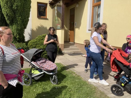 Fotogalerie MŠ Červená Hora - S maminkami na Bakov- Den matek 2025, foto 6/33