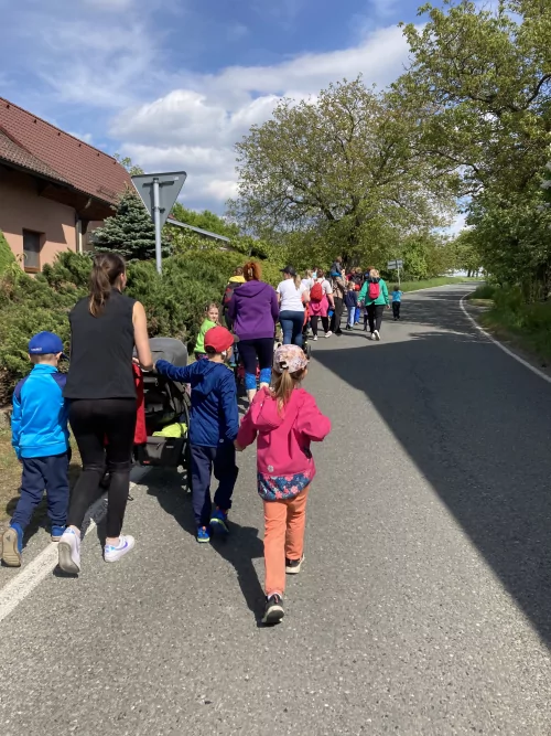 Fotogalerie MŠ Červená Hora - S maminkami na Bakov- Den matek 2025, foto 7/33