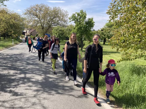 Fotogalerie MŠ Červená Hora - S maminkami na Bakov- Den matek 2025, foto 8/33