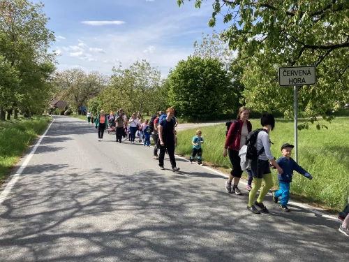 Fotogalerie MŠ Červená Hora - S maminkami na Bakov- Den matek 2025, foto 10/33