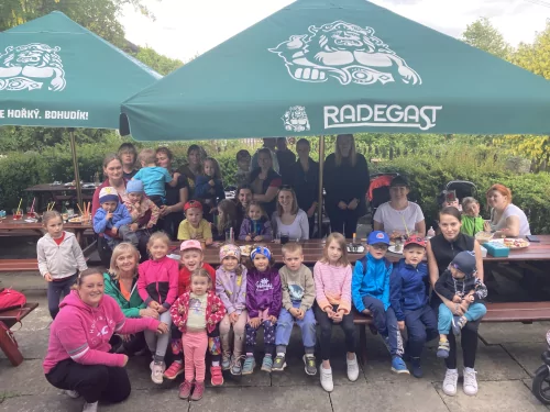 Fotogalerie MŠ Červená Hora - S maminkami na Bakov- Den matek 2025, foto 33/33