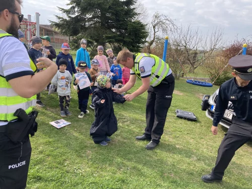 Fotogalerie MŠ Červená Hora - Dopoledne s policií ČR, foto 7/26