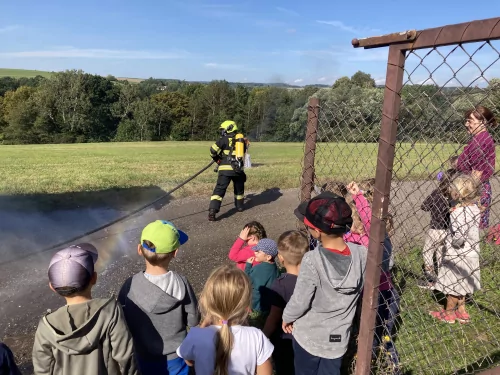 Fotogalerie MŠ Červená Hora - Návštěva MŠ Studánka a hasiči SDH Lhota Červený Kostelec, foto 4/20