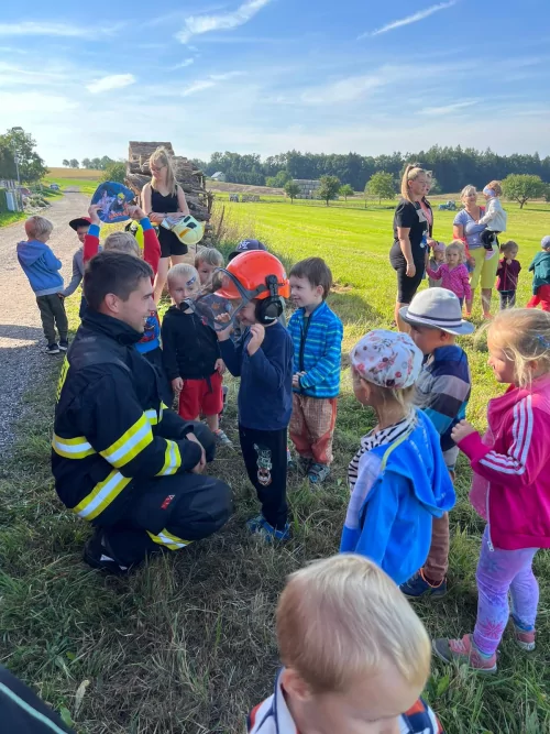 Fotogalerie MŠ Červená Hora - Návštěva MŠ Studánka a hasiči SDH Lhota Červený Kostelec, foto 13/20