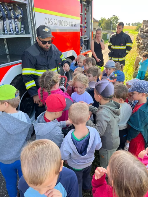 Fotogalerie MŠ Červená Hora - Návštěva MŠ Studánka a hasiči SDH Lhota Červený Kostelec, foto 14/20