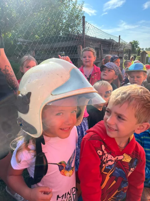 Fotogalerie MŠ Červená Hora - Návštěva MŠ Studánka a hasiči SDH Lhota Červený Kostelec, foto 16/20