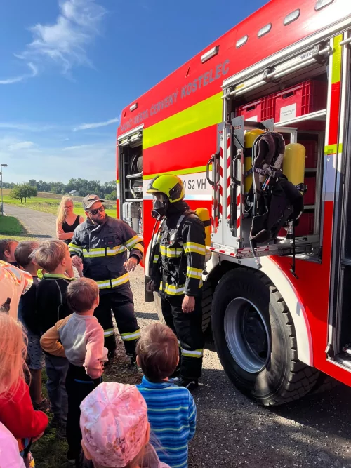 Fotogalerie MŠ Červená Hora - Návštěva MŠ Studánka a hasiči SDH Lhota Červený Kostelec, foto 17/20