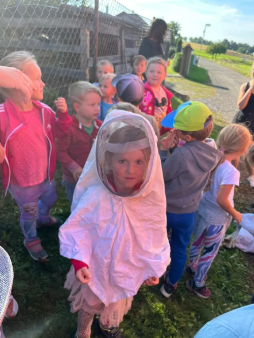 Fotogalerie MŠ Červená Hora - Návštěva MŠ Studánka a hasiči SDH Lhota Červený Kostelec, foto 18/20