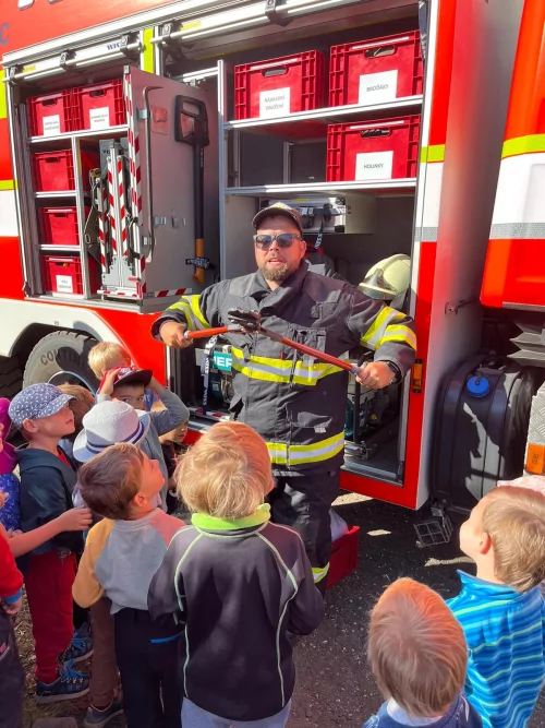 Fotogalerie MŠ Červená Hora - Návštěva MŠ Studánka a hasiči SDH Lhota Červený Kostelec, foto 19/20