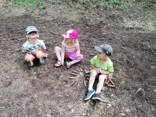 Fotogalerie MŠ Červená Hora - U řeky Úpy a na borůvkách, foto 3/20