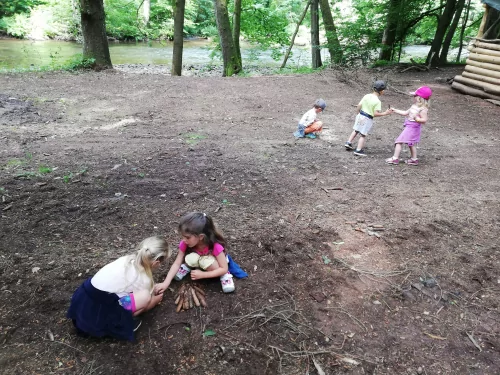 Fotogalerie MŠ Červená Hora - U řeky Úpy a na borůvkách, foto 7/20
