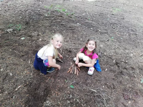Fotogalerie MŠ Červená Hora - U řeky Úpy a na borůvkách, foto 8/20