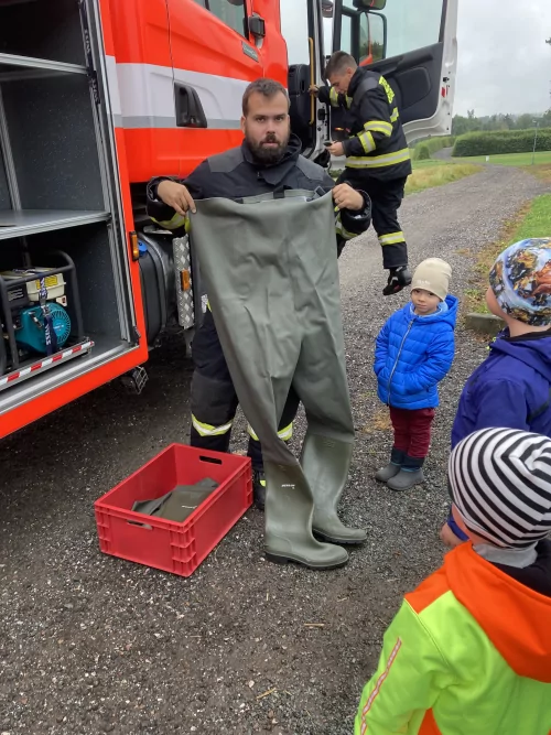 Fotogalerie MŠ Červená Hora - Dopoledne s hasiči Červený Kostelec Lhota, foto 2/14
