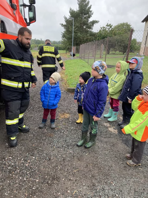 Fotogalerie MŠ Červená Hora - Dopoledne s hasiči Červený Kostelec Lhota, foto 3/14