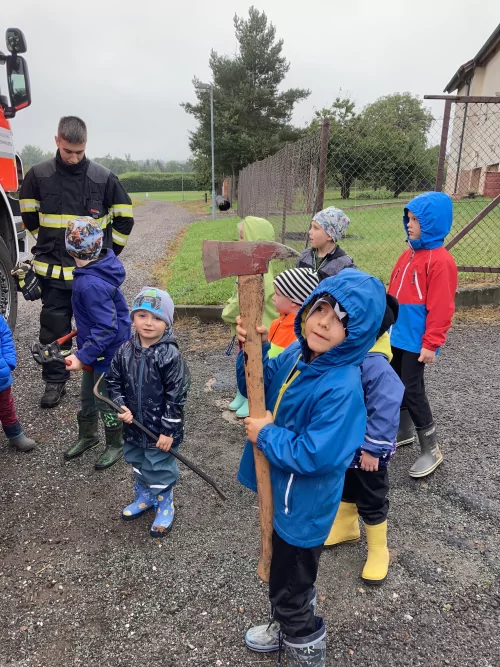 Fotogalerie MŠ Červená Hora - Dopoledne s hasiči Červený Kostelec Lhota, foto 4/14