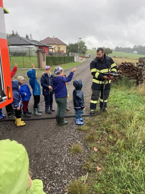 Fotogalerie MŠ Červená Hora - Dopoledne s hasiči Červený Kostelec Lhota, foto 9/14