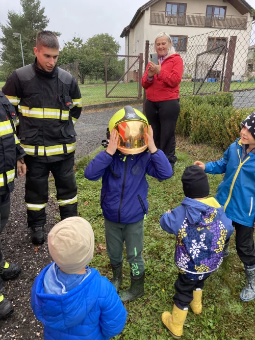 Fotogalerie MŠ Červená Hora - Dopoledne s hasiči Červený Kostelec Lhota, foto 10/14