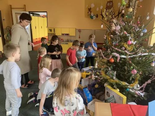 Fotogalerie MŠ Červená Hora - Vánoce, u stromečku, foto 15/21