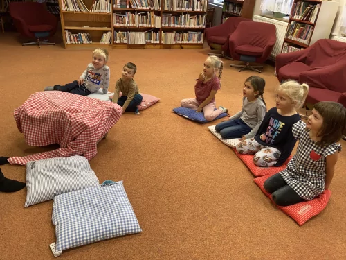 Fotogalerie MŠ Červená Hora - Exkurze v knihovně v Červeném Kostelci, foto 12/18