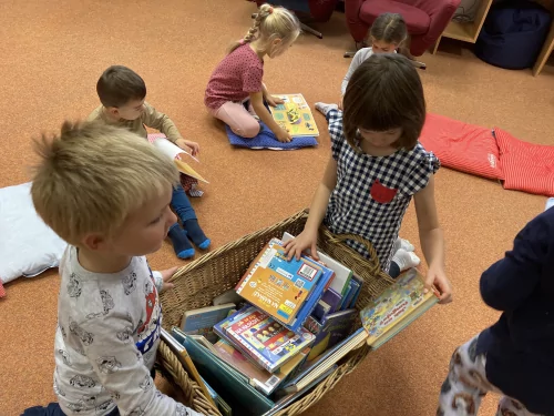 Fotogalerie MŠ Červená Hora - Exkurze v knihovně v Červeném Kostelci, foto 14/18