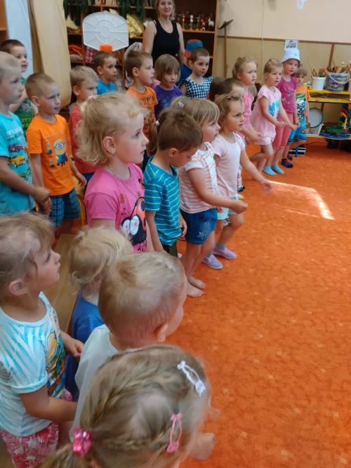 Fotogalerie MŠ Červená Hora - Dětský den s MŠ Olešnice v naší škole -  divadlo Evy Hruškové, foto 3/11