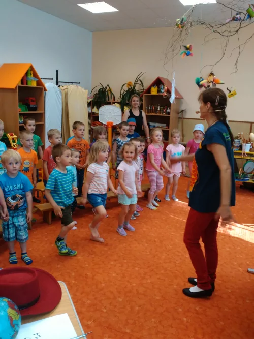 Fotogalerie MŠ Červená Hora - Dětský den s MŠ Olešnice v naší škole -  divadlo Evy Hruškové, foto 4/11