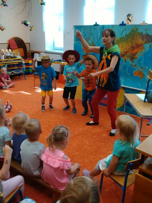 Fotogalerie MŠ Červená Hora - Dětský den s MŠ Olešnice v naší škole -  divadlo Evy Hruškové, foto 9/11