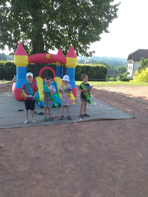 Fotogalerie MŠ Červená Hora - Rozloučení s předškoláky - šipkovaná, hry na hřišti, červen, foto 3/31