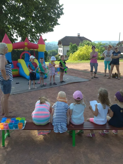 Fotogalerie MŠ Červená Hora - Rozloučení s předškoláky - šipkovaná, hry na hřišti, červen, foto 6/31