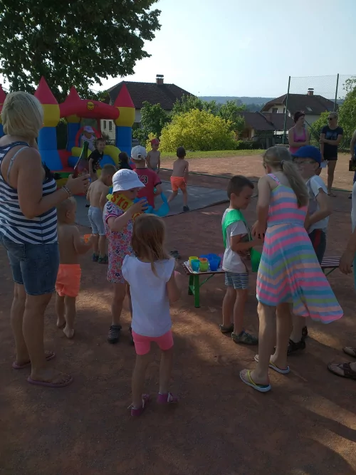 Fotogalerie MŠ Červená Hora - Rozloučení s předškoláky - šipkovaná, hry na hřišti, červen, foto 12/31