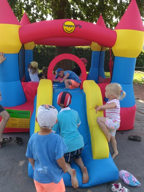 Fotogalerie MŠ Červená Hora - Rozloučení s předškoláky - šipkovaná, hry na hřišti, červen, foto 19/31