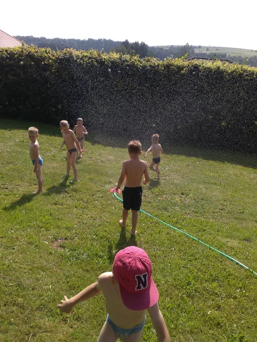 Fotogalerie MŠ Červená Hora - Rozloučení s předškoláky - šipkovaná, hry na hřišti, červen, foto 21/31