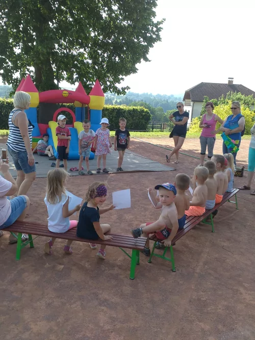 Fotogalerie MŠ Červená Hora - Rozloučení s předškoláky - šipkovaná, hry na hřišti, červen, foto 24/31